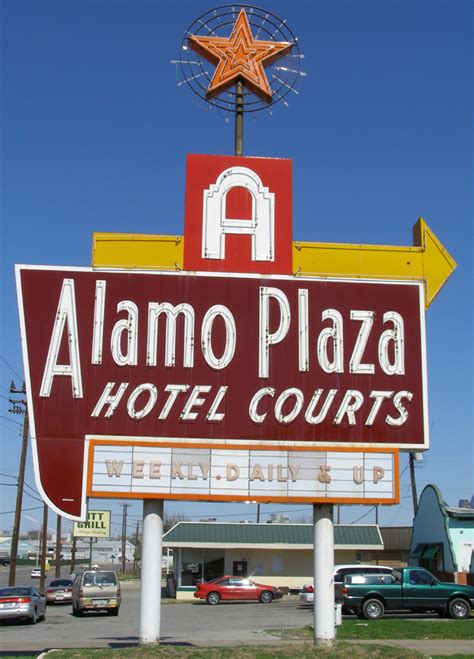 Alamo Plaza Hotel Courts | RoadsideArchitecture.com