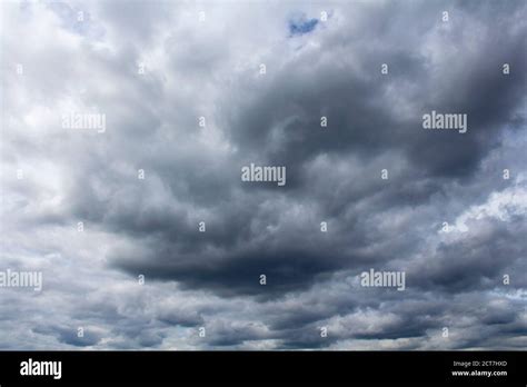 Low, dark glowering storm clouds threatening rain (Nimbostratus Stock Photo - Alamy