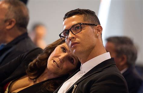 Cristiano Ronaldo sorprende a su madre con costoso regalo por su cumpleaños