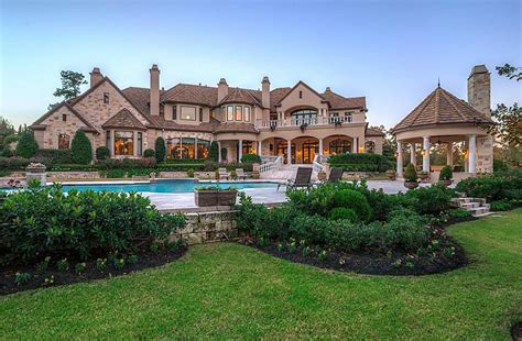 Stone & Stucco Golf Course Mansion In The Woodlands, TX Headed To Auction | Cucine di lusso, Lusso