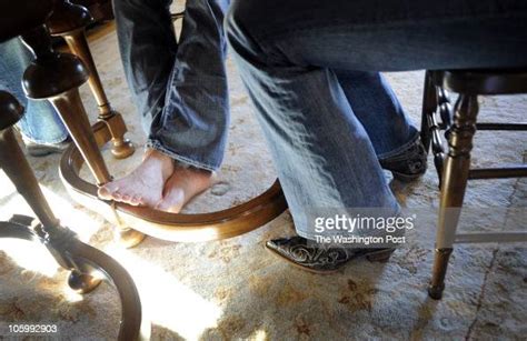 Kristi Noem and her husband, Brian, eat dinner sitting next to each... Nachrichtenfoto - Getty ...