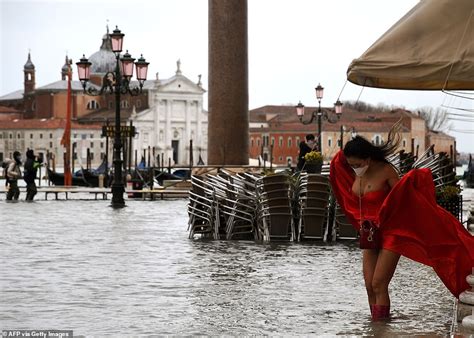 Venice floods: St Mark's Square swamped with water after heavy rain | Daily Mail Online