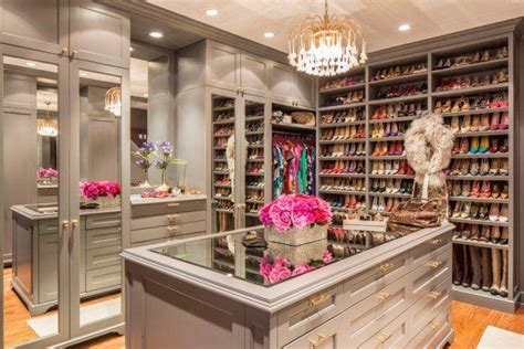 15 Elegant Luxury Walk In Closet Ideas To Store Your Clothes In That Look Like Boutiques | Walk ...