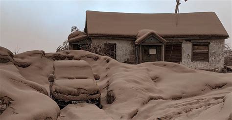 Large-scale eruption of Shiveluch volcano, Kamchatka: surrounding area covered with ash.Espreso