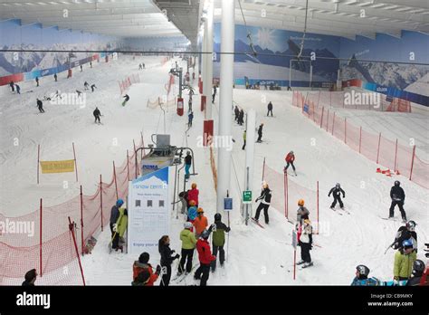 Interior view of the indoor real snow slopes at The Snow Centre, Hemel Hempstead Stock Photo - Alamy