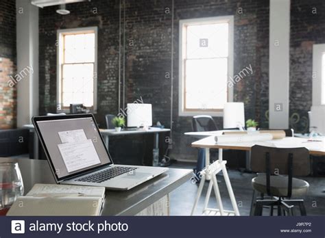 Empty desk office hi-res stock photography and images - Alamy