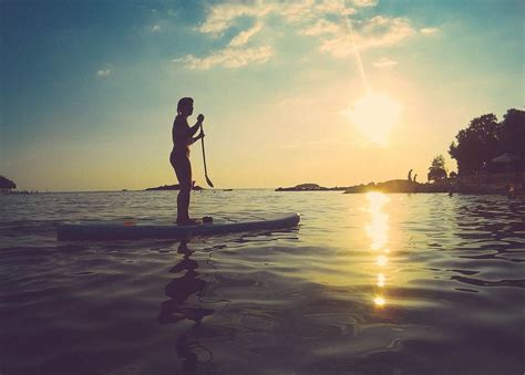 Silhouette of a woman on stand up paddle board - Creative Commons Bilder