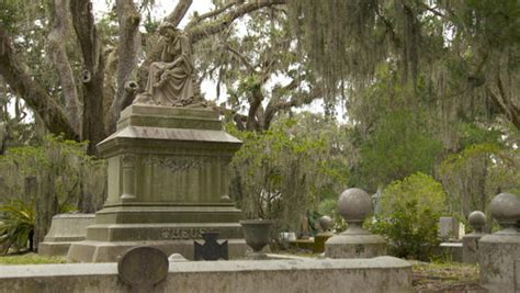 The ghostly beauty of Savannah's Bonaventure Cemetery - CBS News