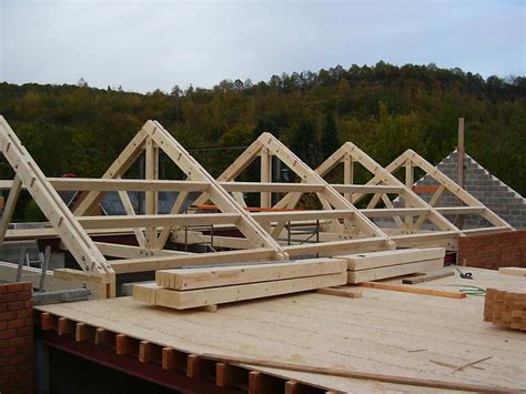 Machining of wooden roof trusses - Roof trusses - Wood frame construction