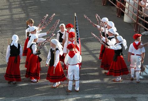 Danse basque. Qui part chez moi n en a pas fait ? Ici , la danse des arceaux . J'adorais ça ...