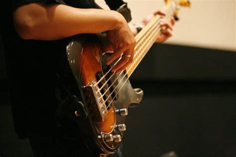 Playing Bass Guitar Solos - MusicEar