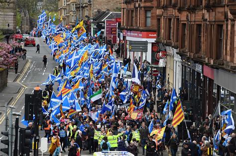 Scottish independence campaigners filmed marching through Glasgow in ...