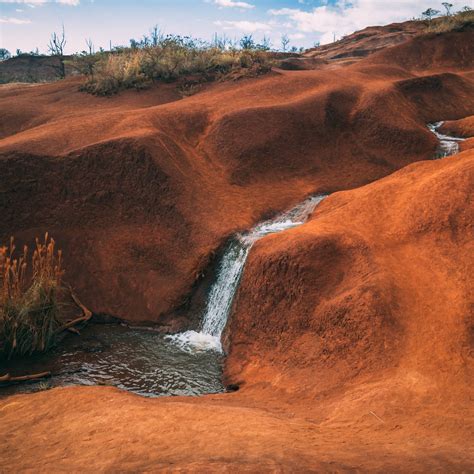 Download wallpaper: Waterfall in the arid landscape 2224x2224