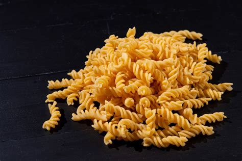 Raw Pasta on the black table - Creative Commons Bilder