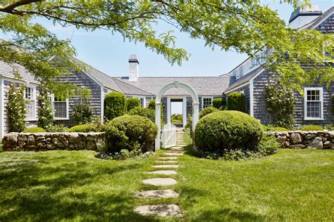 Tour a New York Couple's Classic Martha's Vineyard Home | Architectural ...