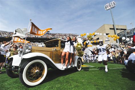 Wreck | The Ramblin Wreck leads the Georgia Tech football te… | Flickr