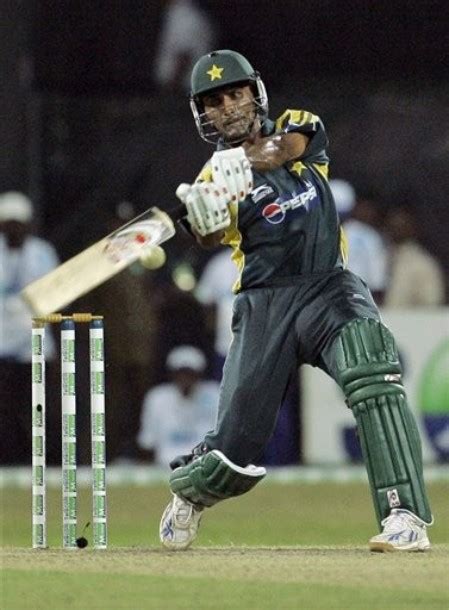 Pakistan Cricket Players: Abdul Razzaq Batting