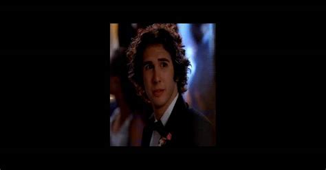 En 2001, Josh Groban se fait connaître du grand public en incarnant le ...