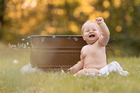 Outdoor Bubble Bath Photo Session | Kristen Fotta Photography