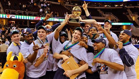 The 2009 University of Akron Men's Basketball Team After Winning the ...