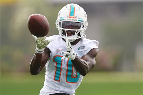 Tua-Tyreek Hill connection starring immediately at Dolphins training camp - NFL News