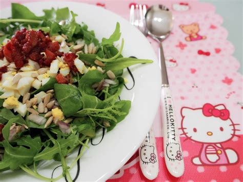 Foodista | Recipes, Cooking Tips, and Food News | Healthy Rocket Salad with Bacon and Eggs