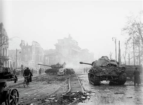 Alternative Forces of WWII : American Paratroopers Fighting in Berlin