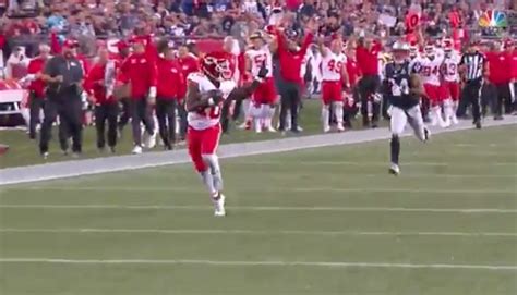 VIDEO: Kansas City Chiefs WR Tyreek Hill Chucks The Deuces En-Route To ...