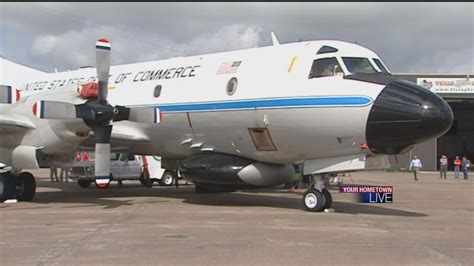 Tour takes kids inside a 'Hurricane Hunter' plane | abc13.com