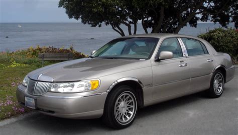 1998 Lincoln Town Car Signature - Sedan 4.6L V8 auto