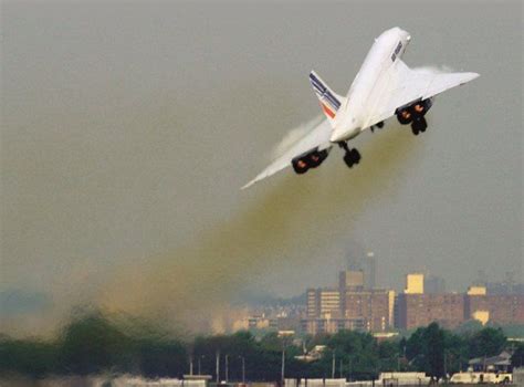 Concorde leaves JFK Airport, New York for Paris on its last commercial ...