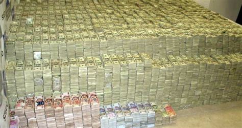 Can You Guess How Much Cash Is In This Drug Dealer's Stack? | FinanceBuzz