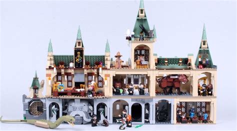 Combining the LEGO Harry Potter 20th anniversary Hogwarts sets