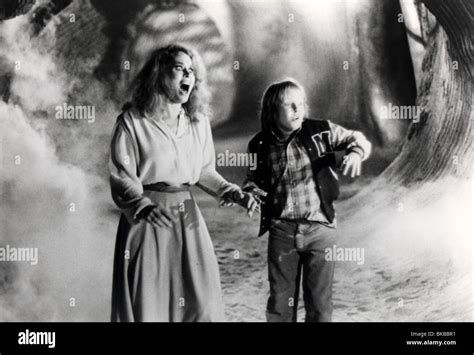 INVADERS FROM MARS (1986) KAREN BLACK, HUNTER CARSON IFMS 003P Stock Photo - Alamy