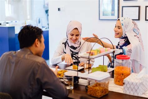 Planning to Host Muslim Guests at Your Next Dinner? Follow These 3 Tips to Ensure They’ll Be ...