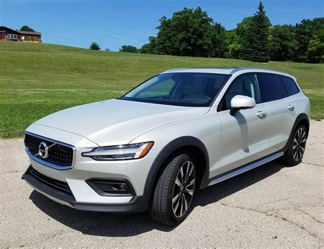 2020 Volvo V60 T5 AWD Cross Country Review | WUWM