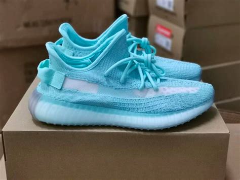 YEEZY 350 V2 BABY BLUE: Tra sogno e realtà