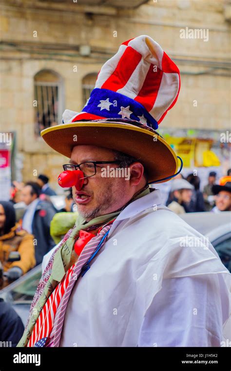 Hasidic jewish men in costume hi-res stock photography and images - Alamy