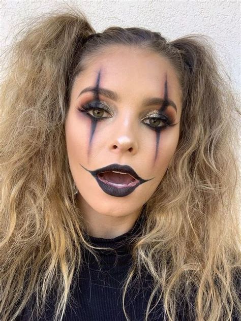 clown makeup: simple black Maquillage Halloween Clown, Crazy Halloween ...