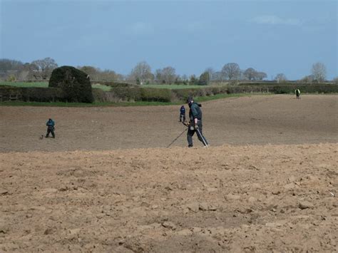 Metal detectorists in a field © Jeremy Bolwell cc-by-sa/2.0 :: Geograph ...