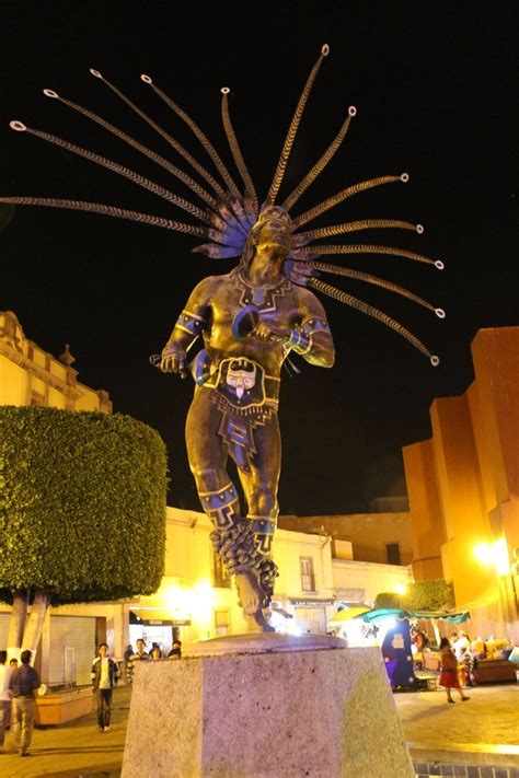 México. Estatua de Guerrero Azteca. Querétaro.: | Guerrero azteca ...