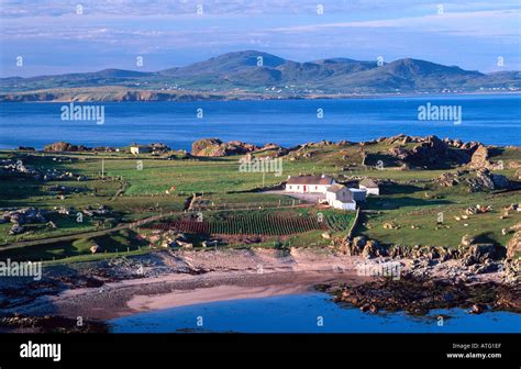 Coastal cottage, Ineuran Bay, Inishowen peninsula, Co Donegal, Ireland Stock Photo - Alamy