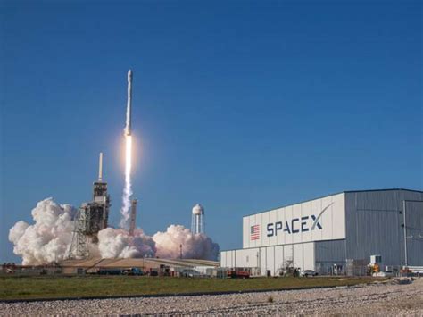 Tesla’s Elon Musk SpaceX Rocket Re-Launch Makes History - DriveSpark