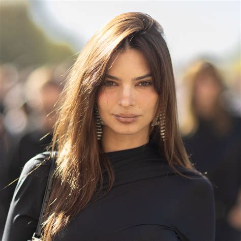 Emily Ratajkowski Takes Our Breath Away In An Off-The-Shoulder Crop Top ...