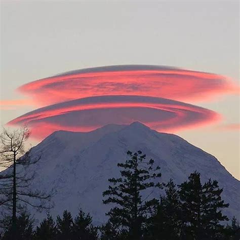 Un double nuage lenticulaire (altocumulus lenticularis) au-dessus du mont Rainier, un ...