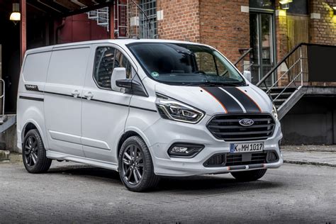 Ford Transit Custom Hybrid z tytułem International Van of the Year 2020