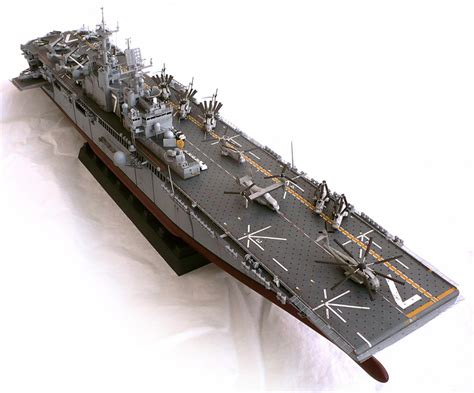 The Great Canadian Model Builders Web Page!: USS Iwo Jima (LHD-7)