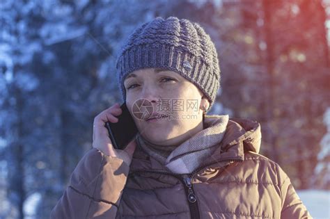 女人在树林里讲电话看着高清图片下载-正版图片505748974-摄图网