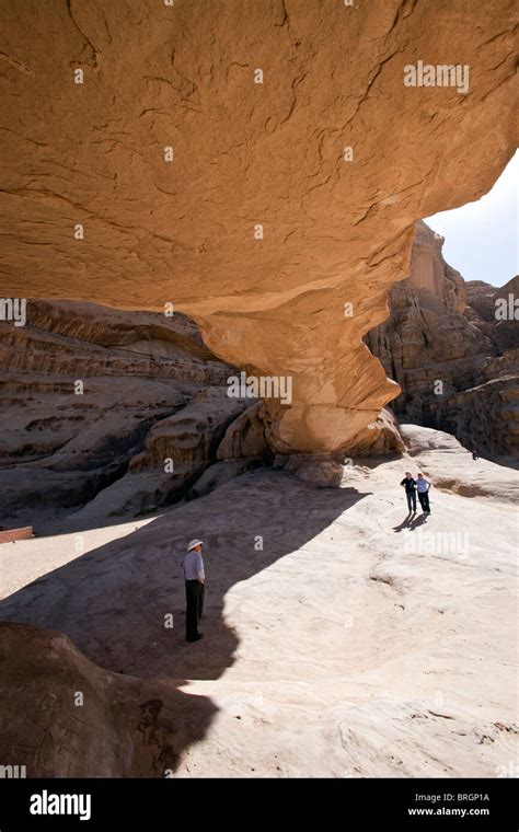 Natural Rock Bridge, Wadi Rum Jordan Stock Photo - Alamy