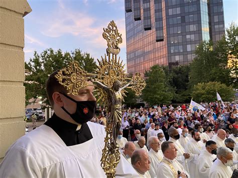 Bishops approve plans for three-year National Eucharistic Revival ...